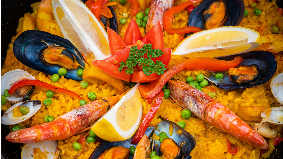 Dutch Oven Paella - Cheeseslave